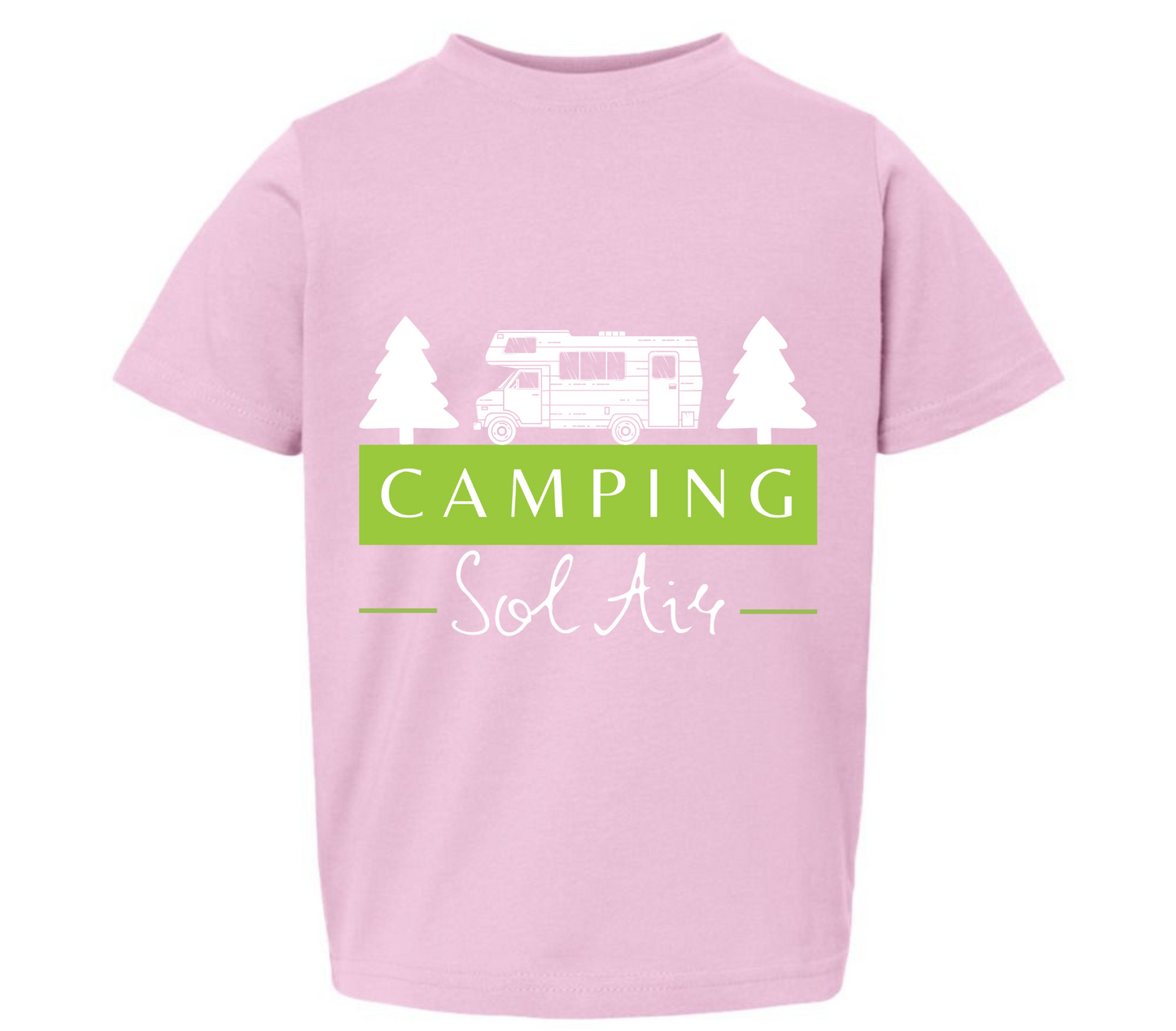 Chandail pour enfant T2, T3 et T4 à manches courtes, confortable et stylé, arborant fièrement le logo du camping (format 10 pouces) pour un look à la fois décontracté et représentatif.