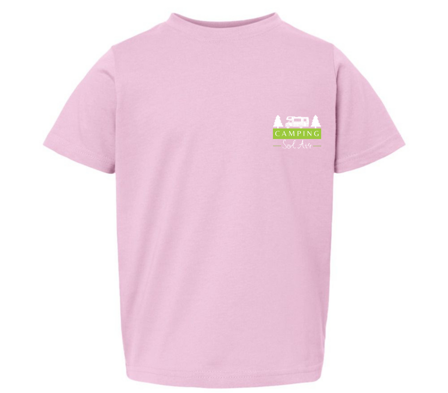 Chandail pour enfant T2, T3 et T4 à manches courtes, confortable et stylé, arborant fièrement le logo du camping (format 4 pouces) pour un look à la fois décontracté et représentatif.