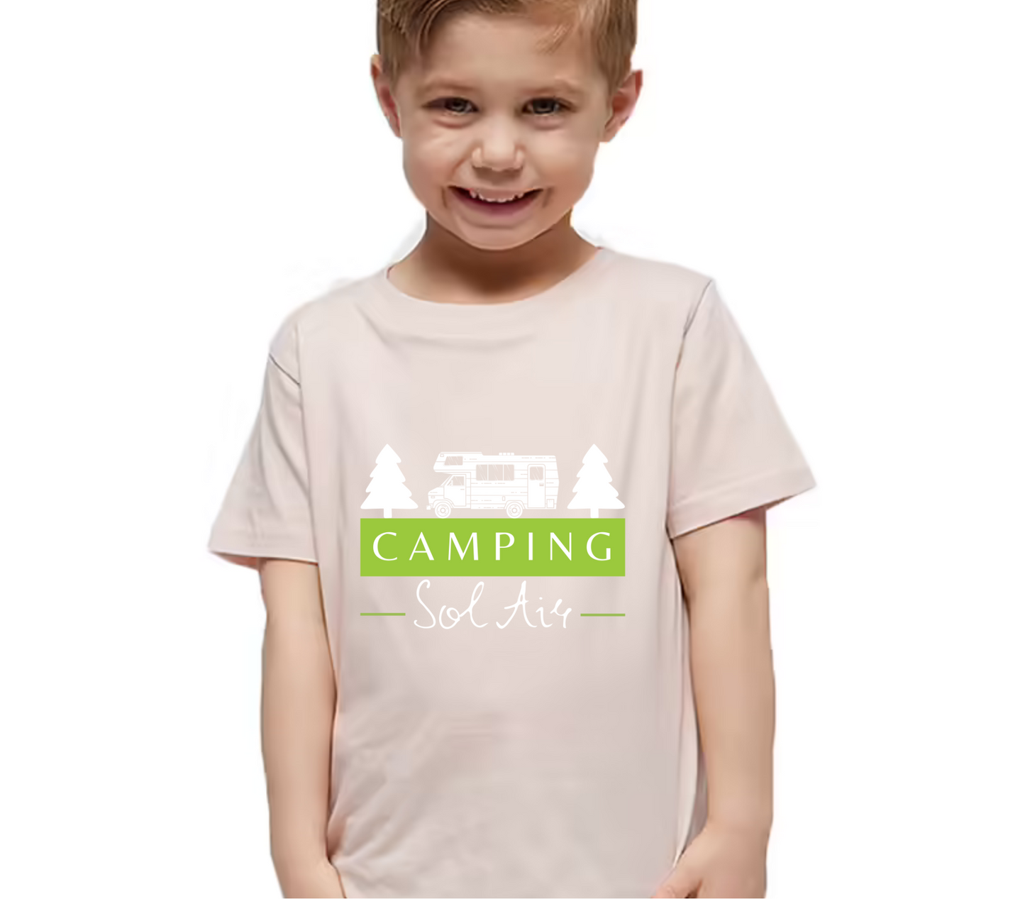 Chandail pour enfant T2, T3 et T4 à manches courtes, confortable et stylé, arborant fièrement le logo du camping (format 10 pouces) pour un look à la fois décontracté et représentatif.