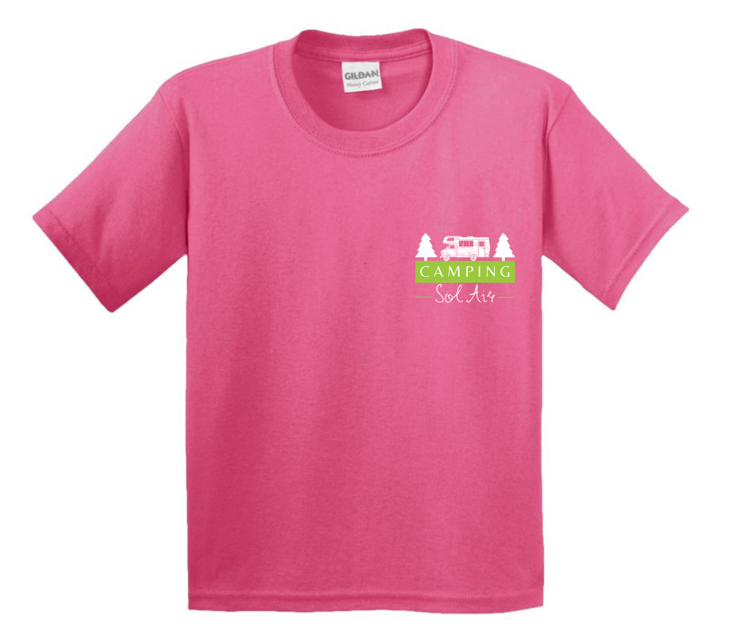Chandail pour enfant à manches courtes, confortable et stylé, arborant fièrement le logo du camping (format 4 pouces) pour un look à la fois décontracté et représentatif.