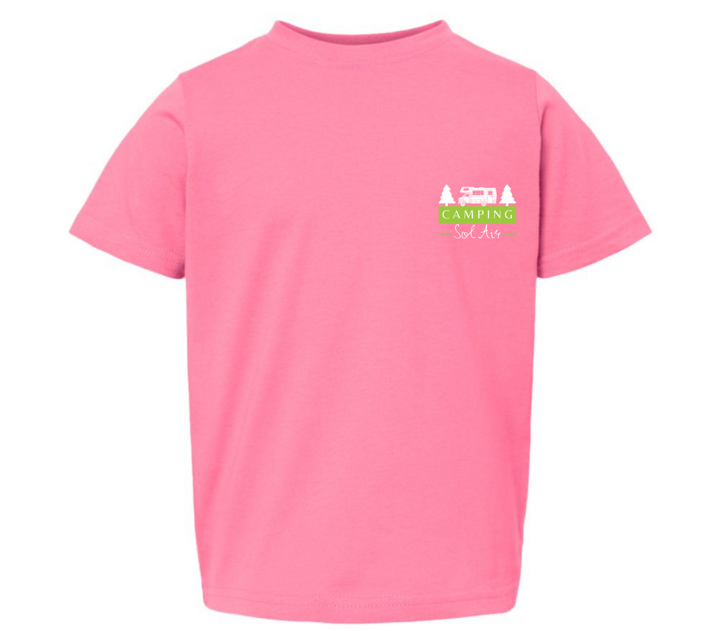 Chandail pour enfant T2, T3 et T4 à manches courtes, confortable et stylé, arborant fièrement le logo du camping (format 4 pouces) pour un look à la fois décontracté et représentatif.