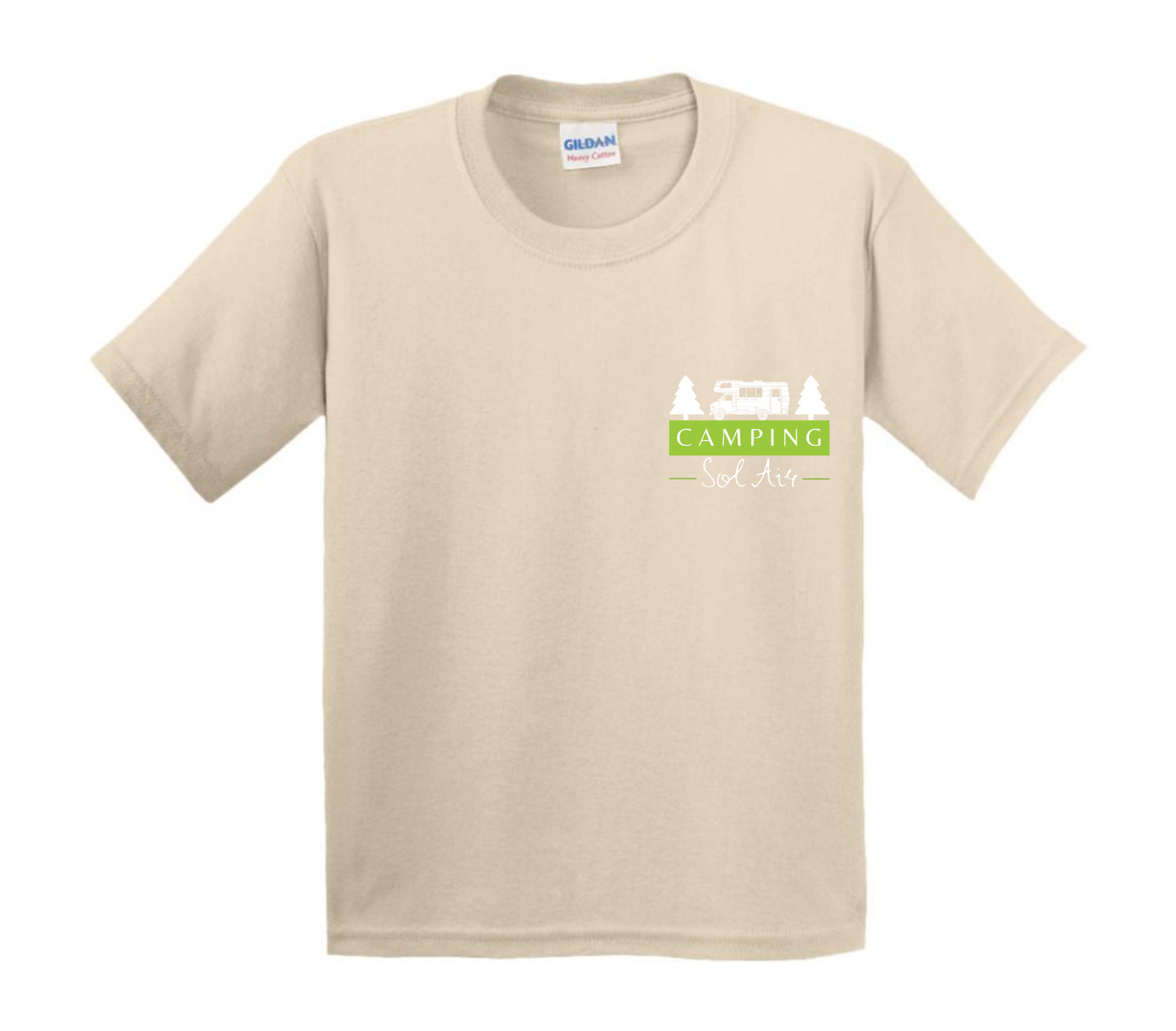 Chandail pour enfant à manches courtes, confortable et stylé, arborant fièrement le logo du camping (format 4 pouces) pour un look à la fois décontracté et représentatif.