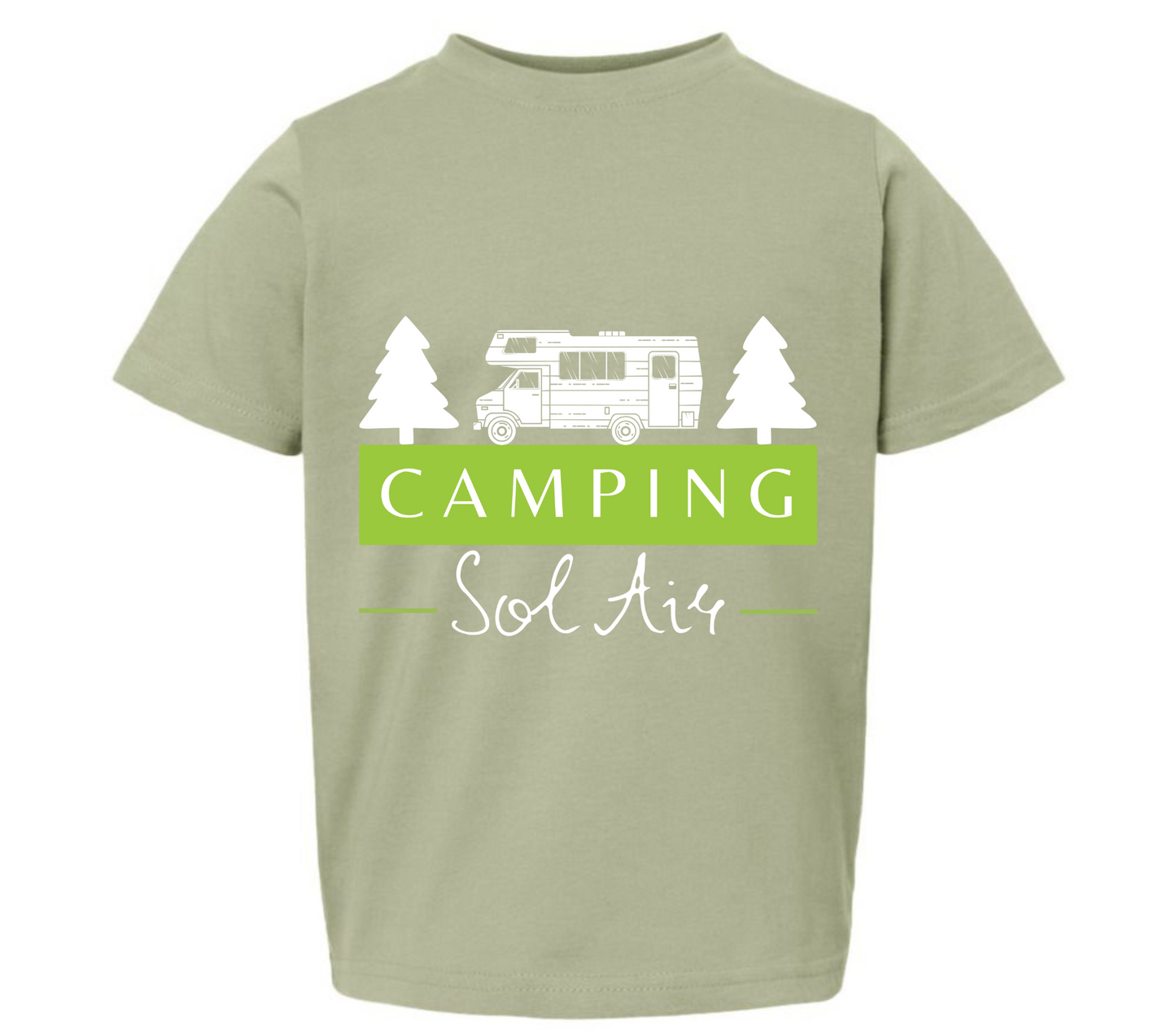 Chandail pour enfant T2, T3 et T4 à manches courtes, confortable et stylé, arborant fièrement le logo du camping (format 10 pouces) pour un look à la fois décontracté et représentatif.