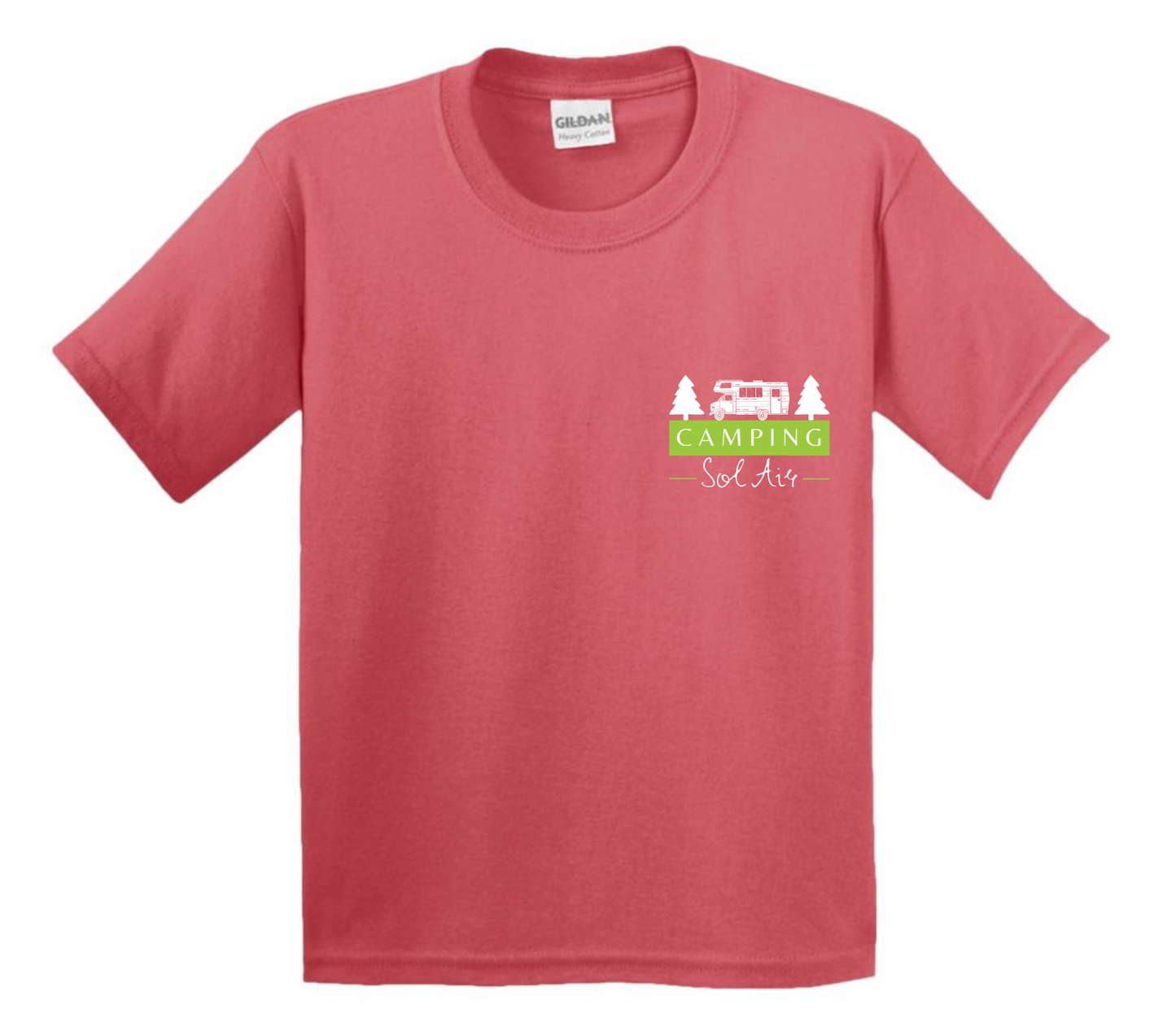 Chandail pour enfant à manches courtes, confortable et stylé, arborant fièrement le logo du camping (format 4 pouces) pour un look à la fois décontracté et représentatif.