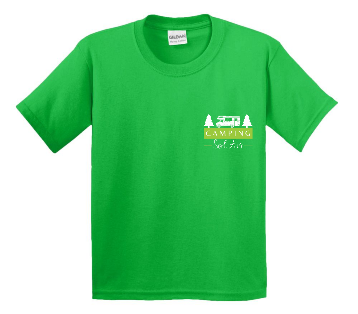 Chandail pour enfant à manches courtes, confortable et stylé, arborant fièrement le logo du camping (format 4 pouces) pour un look à la fois décontracté et représentatif.