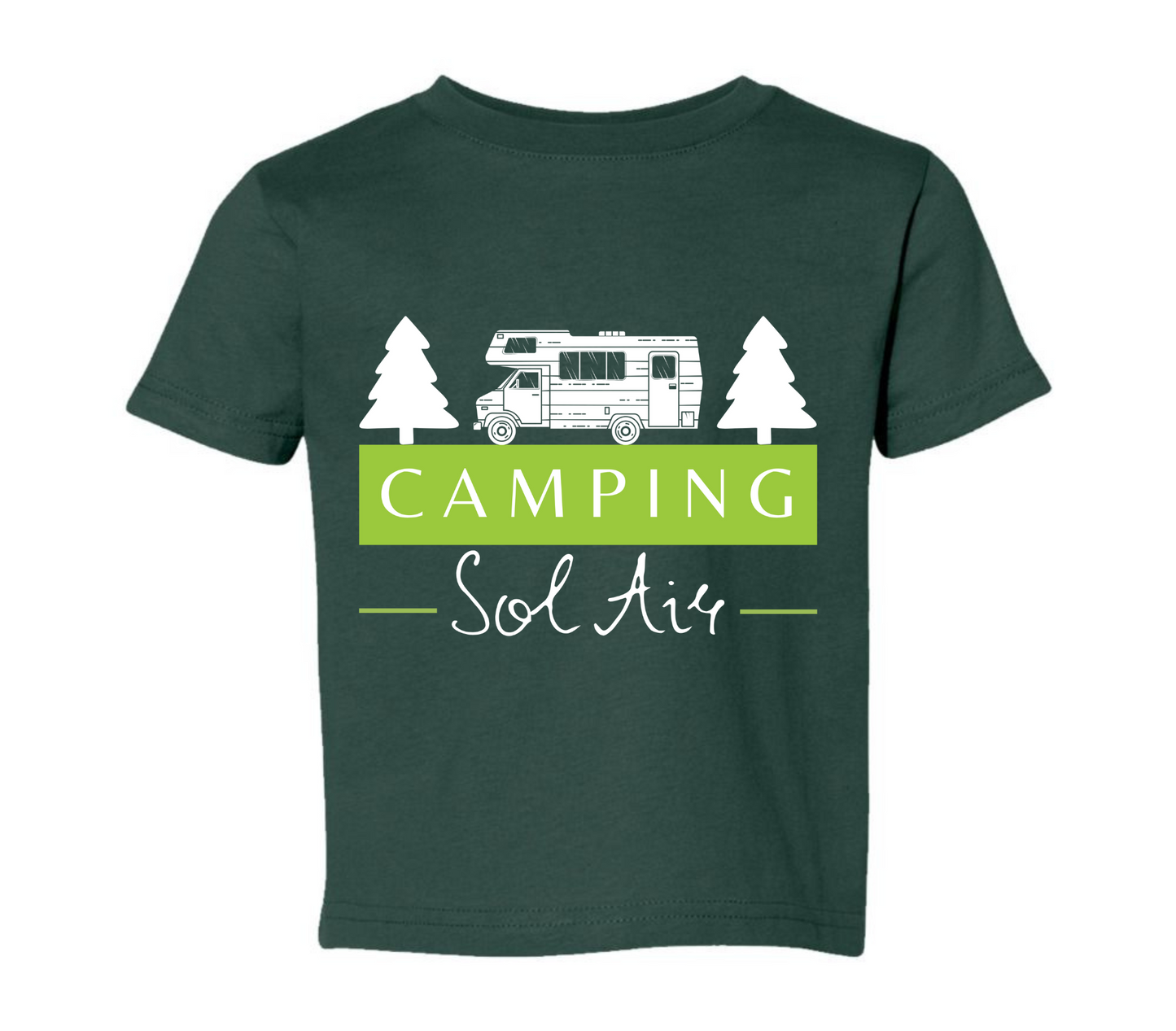 Chandail pour enfant T2, T3 et T4 à manches courtes, confortable et stylé, arborant fièrement le logo du camping (format 10 pouces) pour un look à la fois décontracté et représentatif.