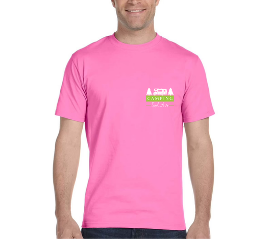 Chandail à manches courtes orné d’un logo de 4 pouces du camping.