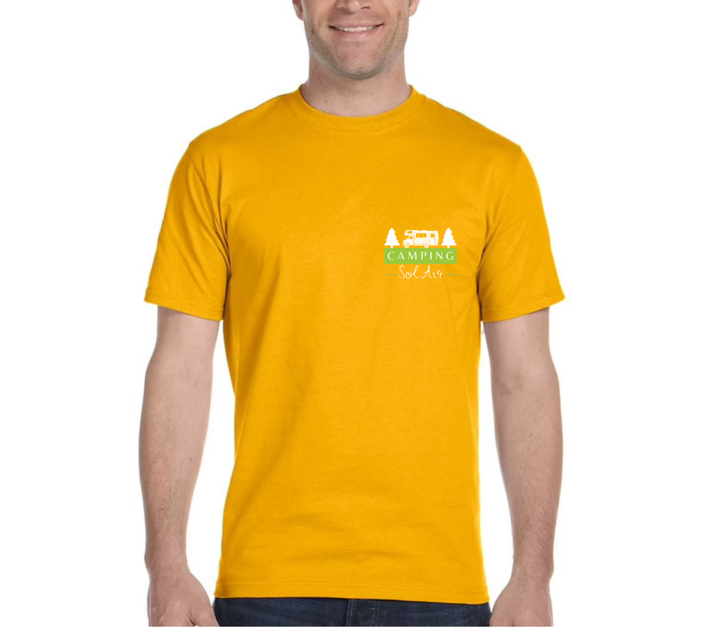 Chandail à manches courtes orné d’un logo de 4 pouces du camping.