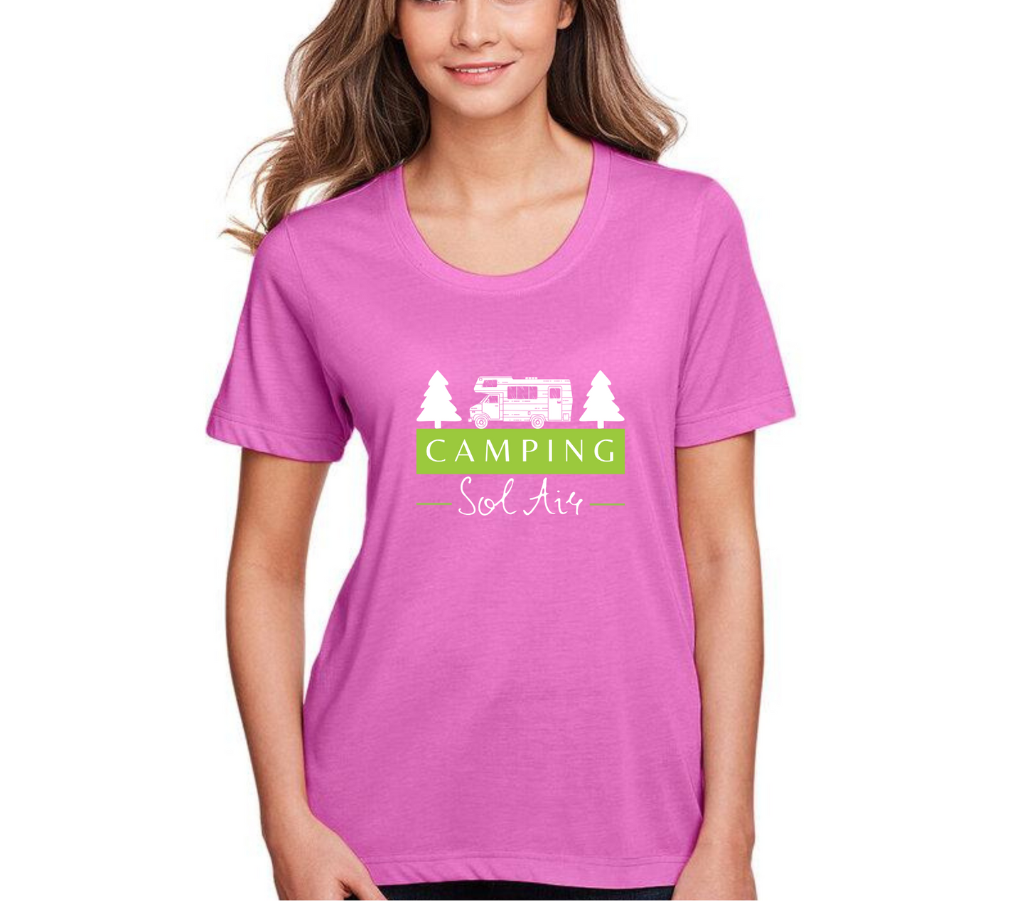 Chandail à manches courtes orné d’un logo de 11 pouces du camping.