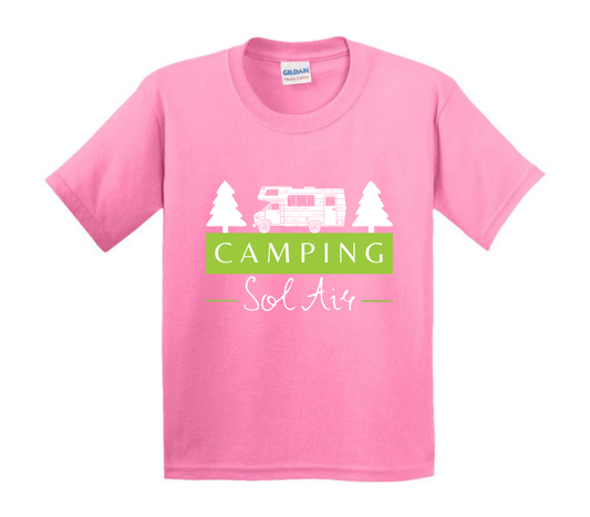 Chandail pour enfant à manches courtes, confortable et stylé, arborant fièrement le logo du camping (format 10 pouces) pour un look à la fois décontracté et représentatif.