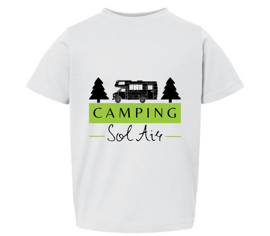 Chandail pour enfant T2, T3 et T4 à manches courtes, confortable et stylé, arborant fièrement le logo du camping (format 10 pouces) pour un look à la fois décontracté et représentatif.