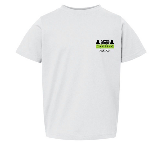 Chandail pour enfant T2, T3 et T4 à manches courtes, confortable et stylé, arborant fièrement le logo du camping (format 4 pouces) pour un look à la fois décontracté et représentatif.