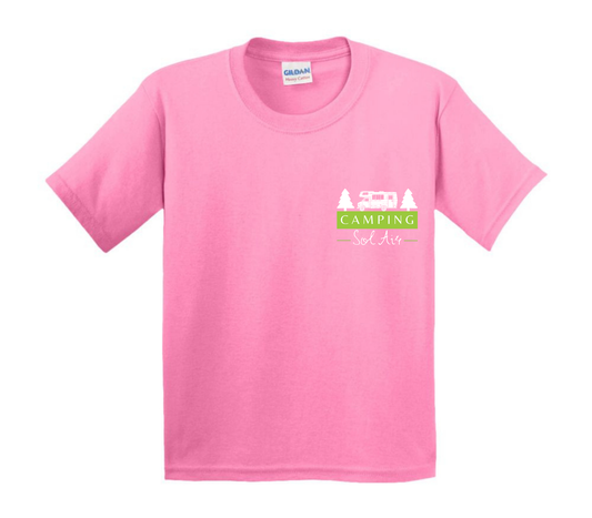 Chandail pour enfant à manches courtes, confortable et stylé, arborant fièrement le logo du camping (format 4 pouces) pour un look à la fois décontracté et représentatif.
