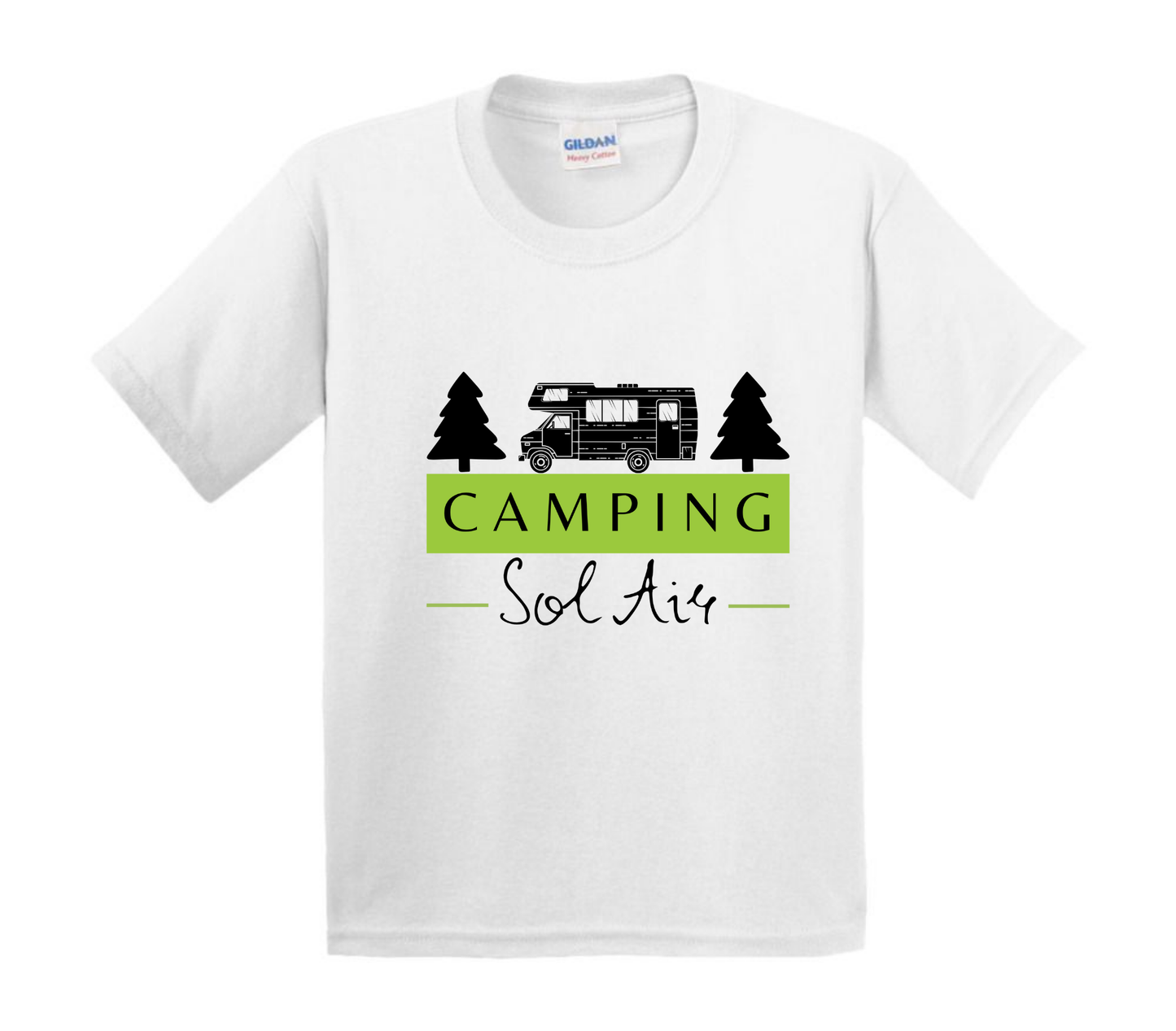 Chandail pour enfant à manches courtes, confortable et stylé, arborant fièrement le logo du camping (format 10 pouces) pour un look à la fois décontracté et représentatif.