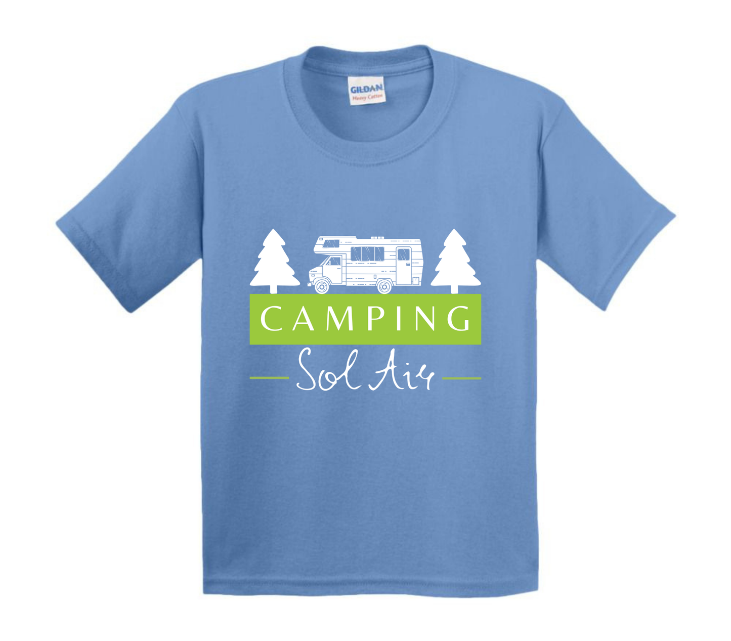 Chandail pour enfant à manches courtes, confortable et stylé, arborant fièrement le logo du camping (format 10 pouces) pour un look à la fois décontracté et représentatif.