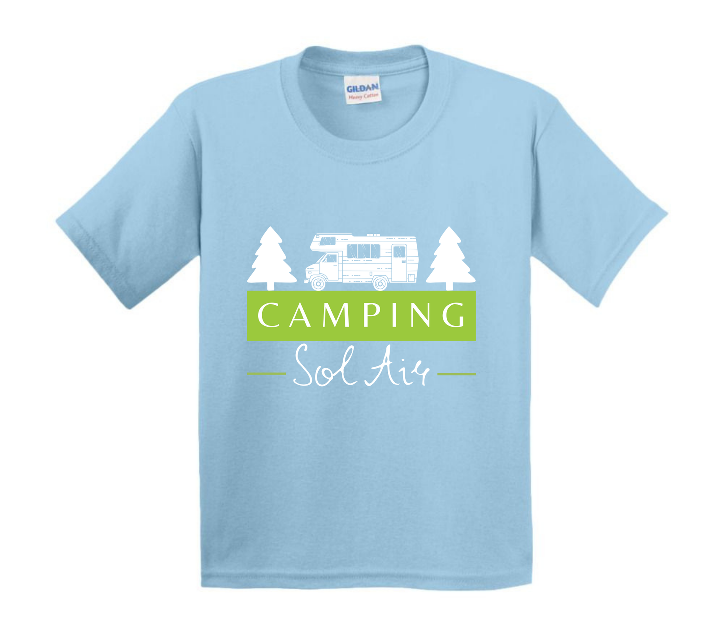 Chandail pour enfant à manches courtes, confortable et stylé, arborant fièrement le logo du camping (format 10 pouces) pour un look à la fois décontracté et représentatif.