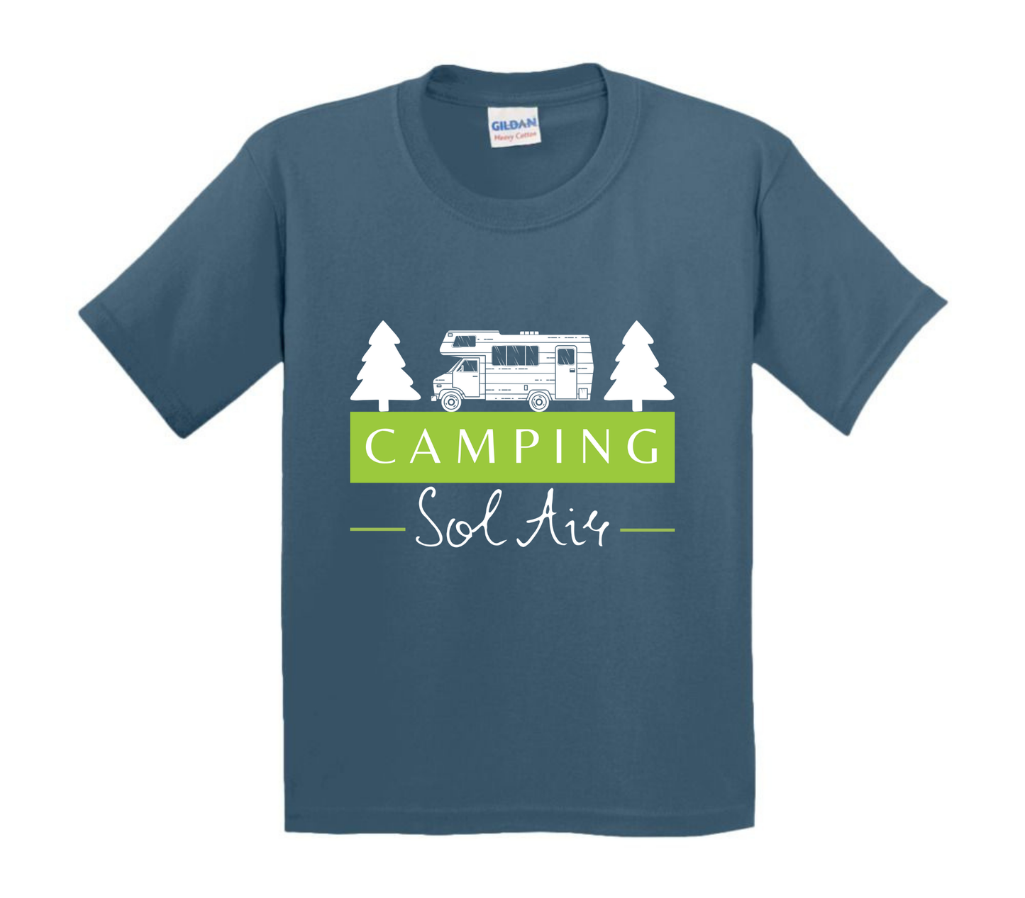 Chandail pour enfant à manches courtes, confortable et stylé, arborant fièrement le logo du camping (format 10 pouces) pour un look à la fois décontracté et représentatif.