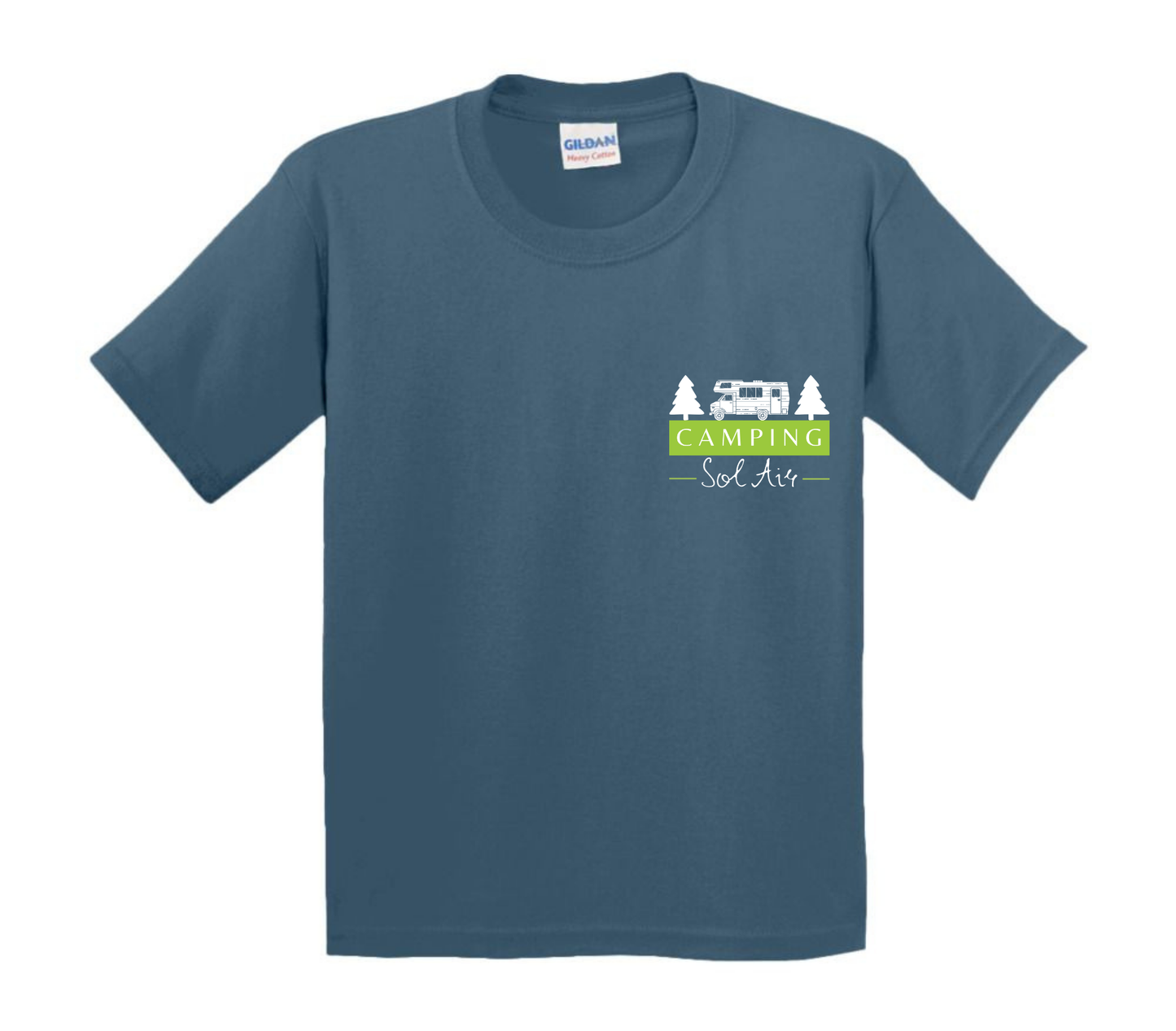 Chandail pour enfant à manches courtes, confortable et stylé, arborant fièrement le logo du camping (format 4 pouces) pour un look à la fois décontracté et représentatif.