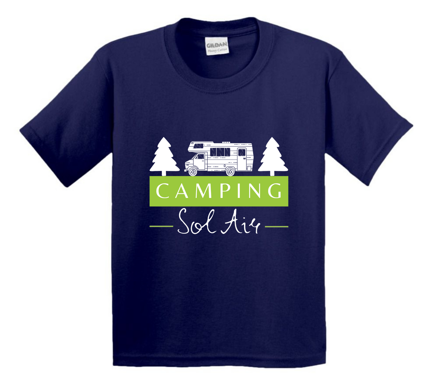 Chandail pour enfant à manches courtes, confortable et stylé, arborant fièrement le logo du camping (format 10 pouces) pour un look à la fois décontracté et représentatif.