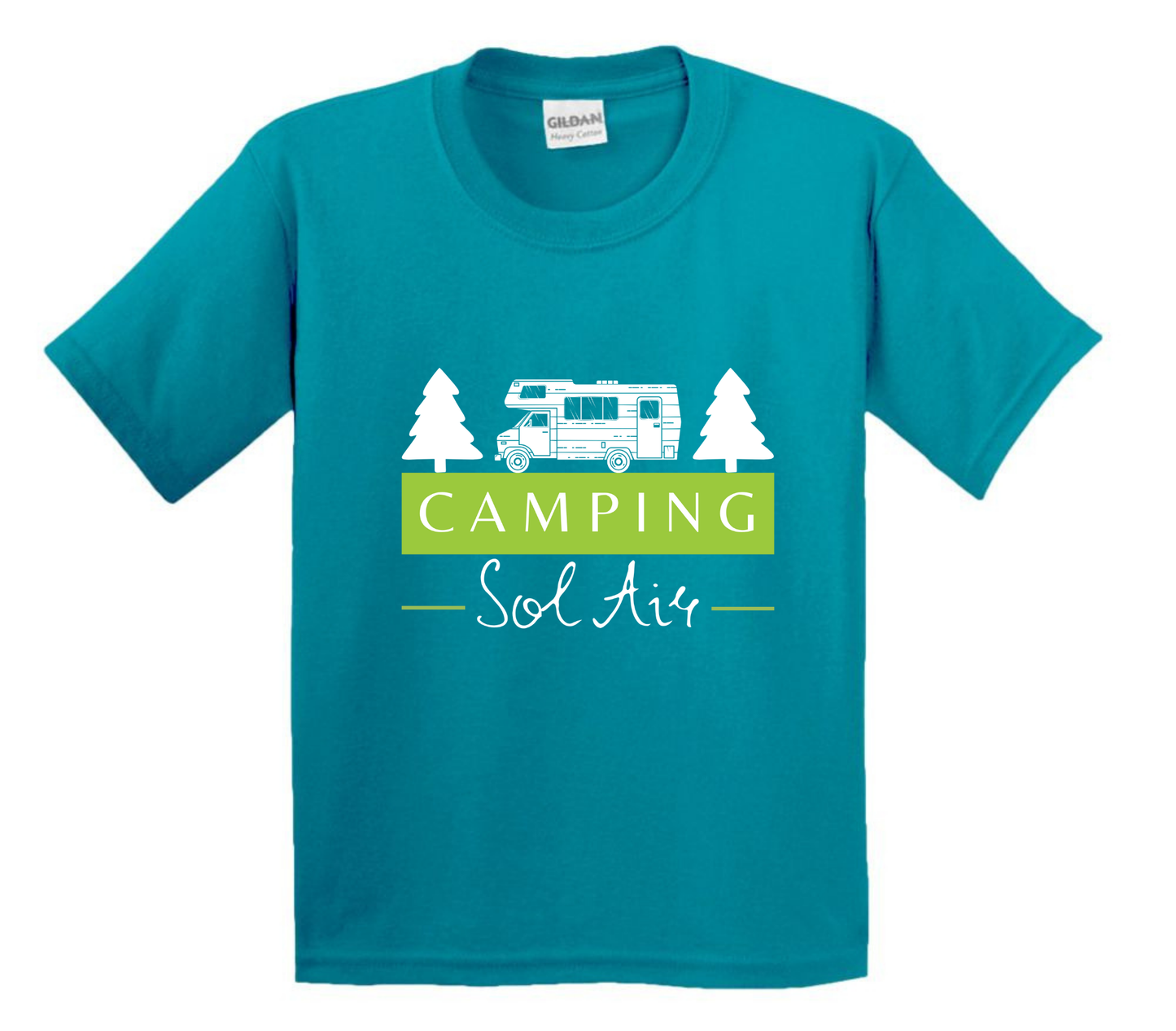 Chandail pour enfant à manches courtes, confortable et stylé, arborant fièrement le logo du camping (format 10 pouces) pour un look à la fois décontracté et représentatif.