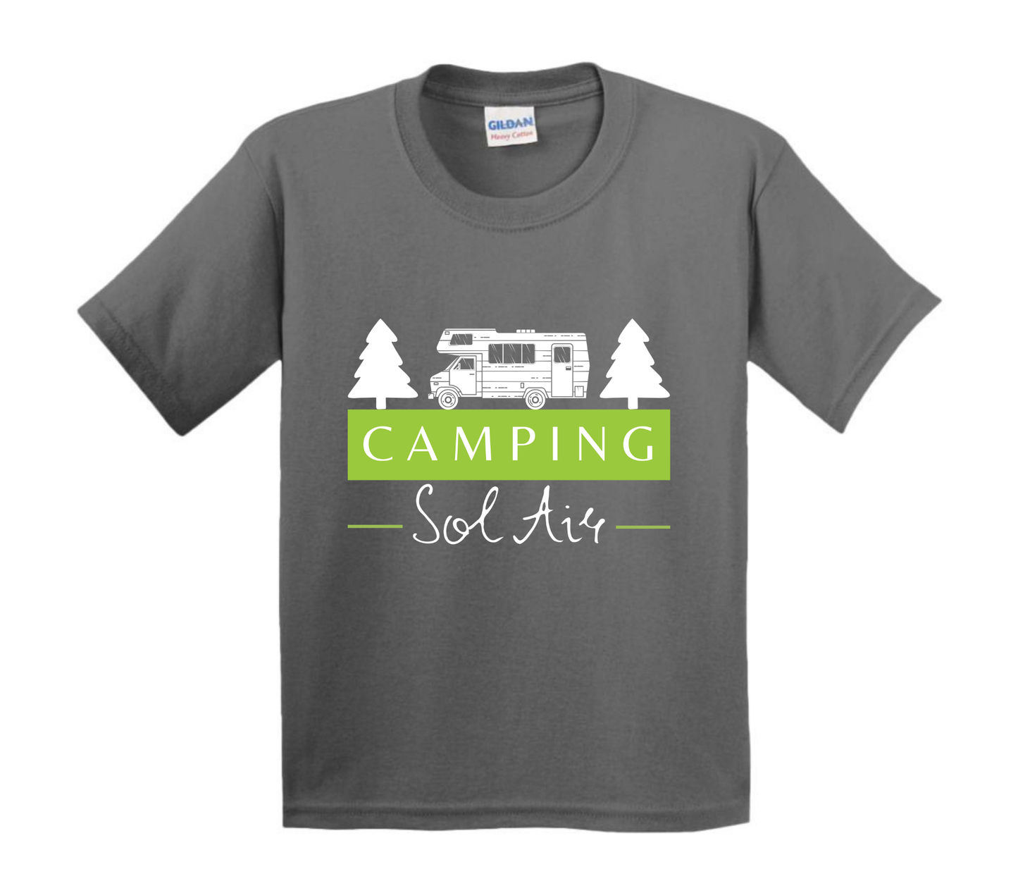 Chandail pour enfant à manches courtes, confortable et stylé, arborant fièrement le logo du camping (format 10 pouces) pour un look à la fois décontracté et représentatif.