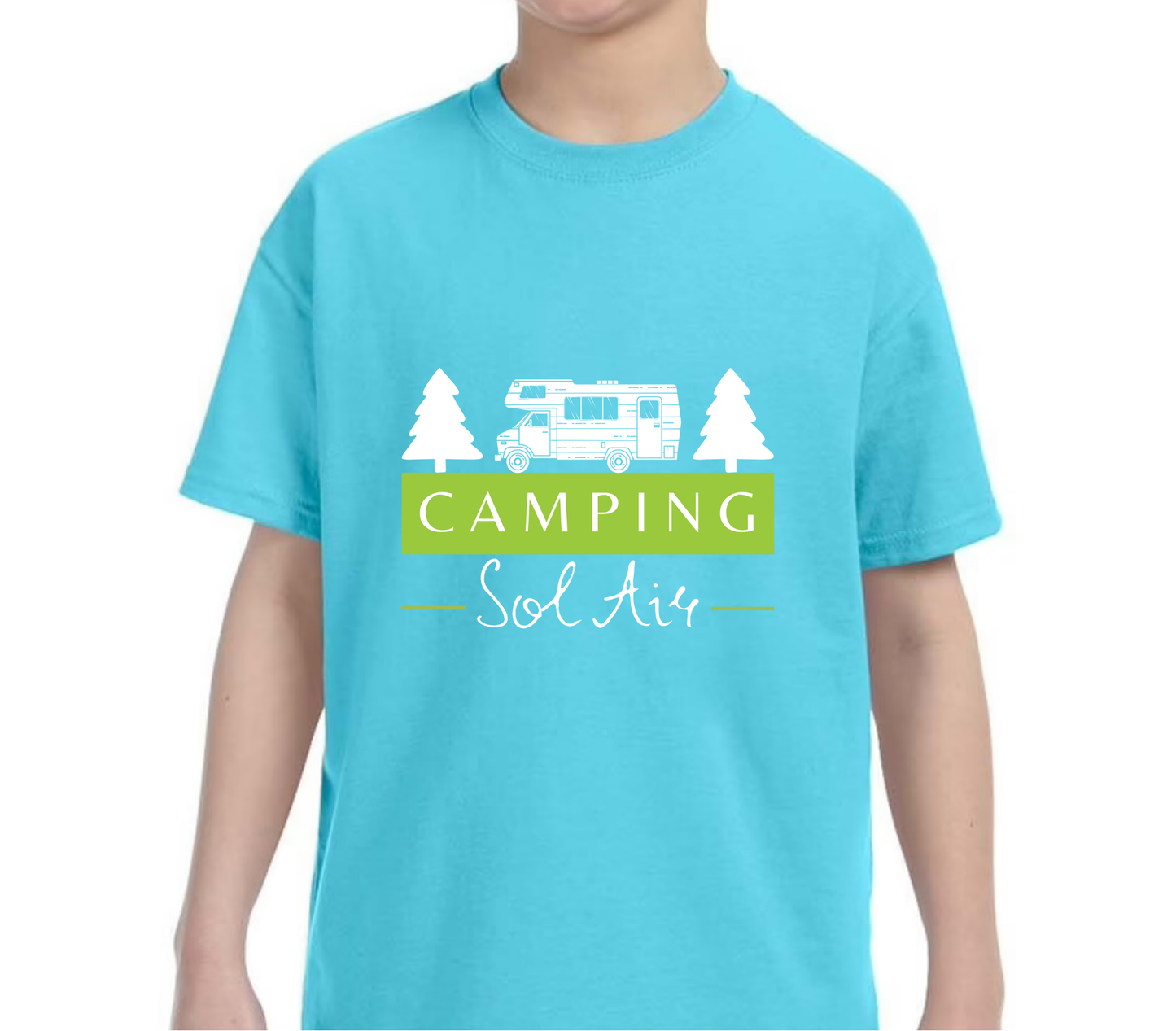 Chandail pour enfant à manches courtes, confortable et stylé, arborant fièrement le logo du camping (format 10 pouces) pour un look à la fois décontracté et représentatif.