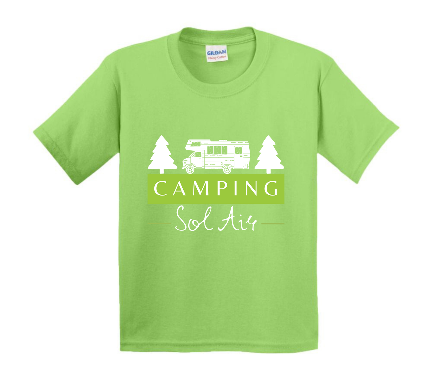 Chandail pour enfant à manches courtes, confortable et stylé, arborant fièrement le logo du camping (format 10 pouces) pour un look à la fois décontracté et représentatif.