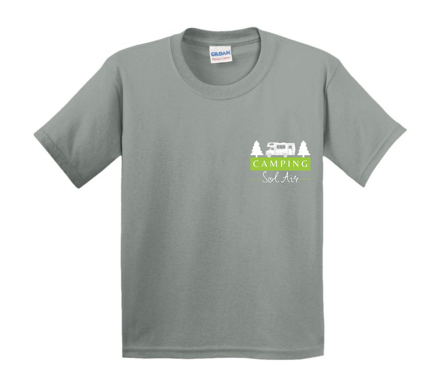 Chandail pour enfant à manches courtes, confortable et stylé, arborant fièrement le logo du camping (format 4 pouces) pour un look à la fois décontracté et représentatif.