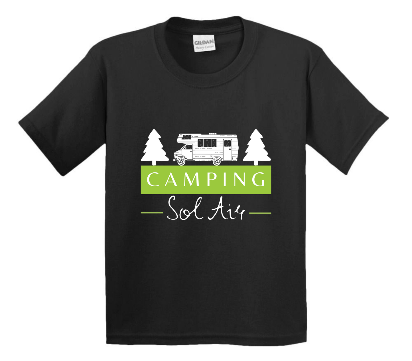 Chandail pour enfant à manches courtes, confortable et stylé, arborant fièrement le logo du camping (format 10 pouces) pour un look à la fois décontracté et représentatif.