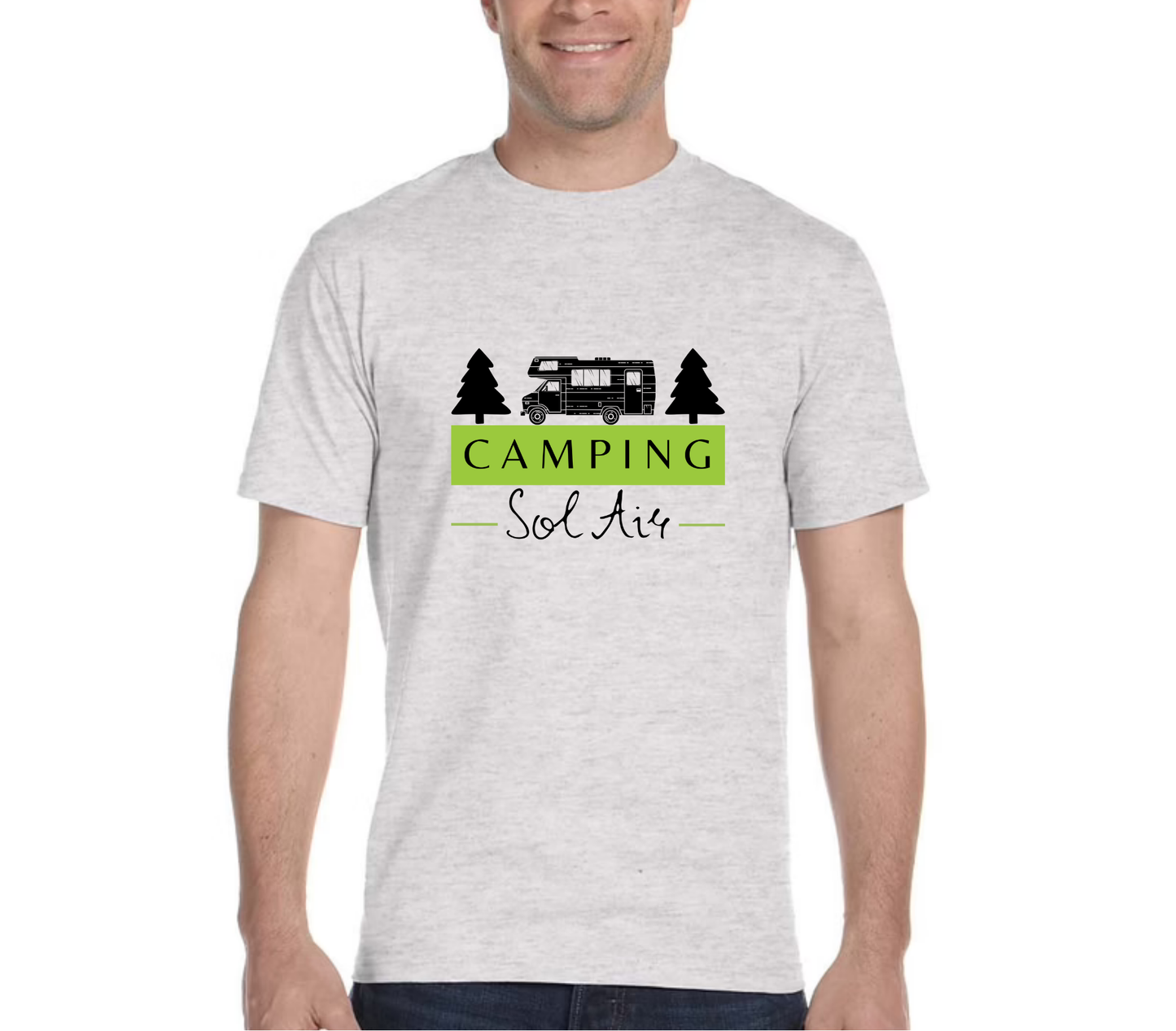 Chandail à manches courtes orné d’un logo de 11 pouces du camping.