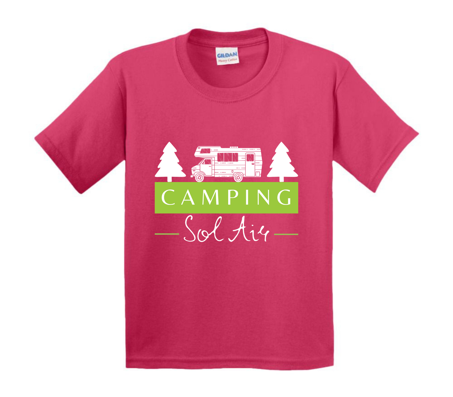 Chandail pour enfant à manches courtes, confortable et stylé, arborant fièrement le logo du camping (format 10 pouces) pour un look à la fois décontracté et représentatif.