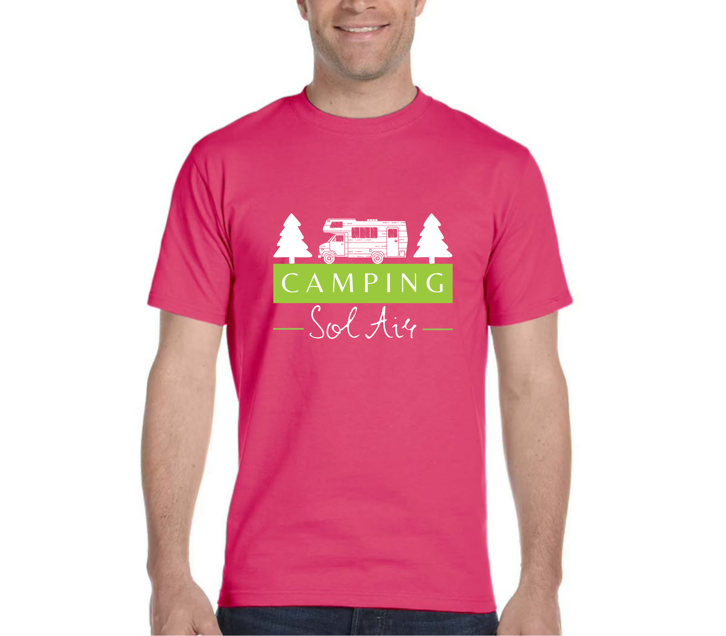 Chandail à manches courtes orné d’un logo de 11 pouces du camping.