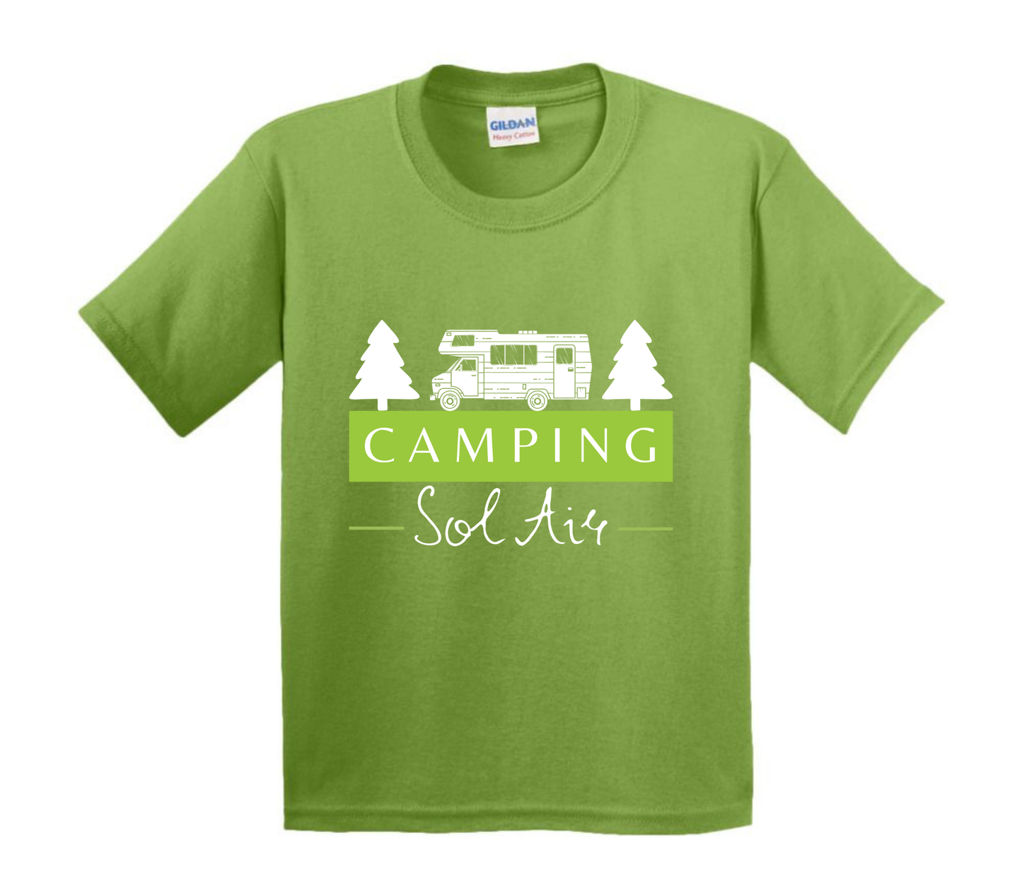 Chandail pour enfant à manches courtes, confortable et stylé, arborant fièrement le logo du camping (format 10 pouces) pour un look à la fois décontracté et représentatif.