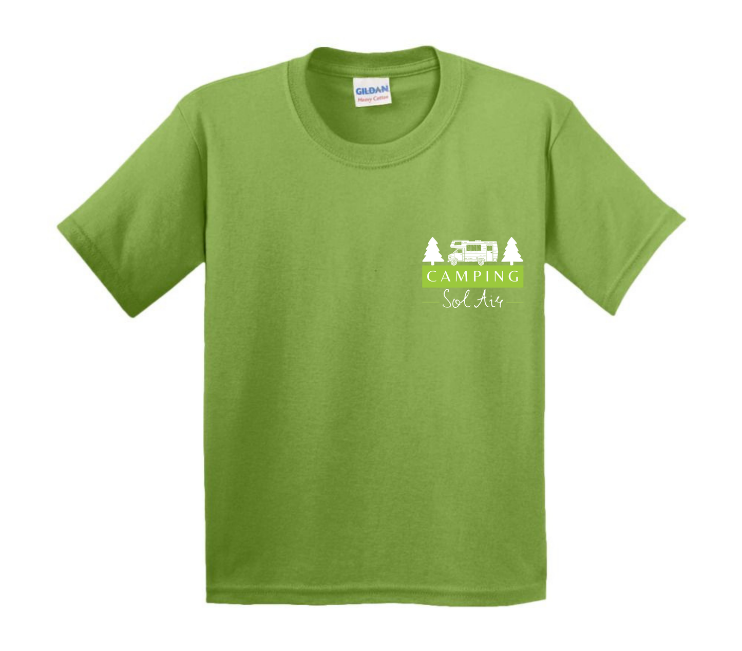 Chandail pour enfant à manches courtes, confortable et stylé, arborant fièrement le logo du camping (format 4 pouces) pour un look à la fois décontracté et représentatif.