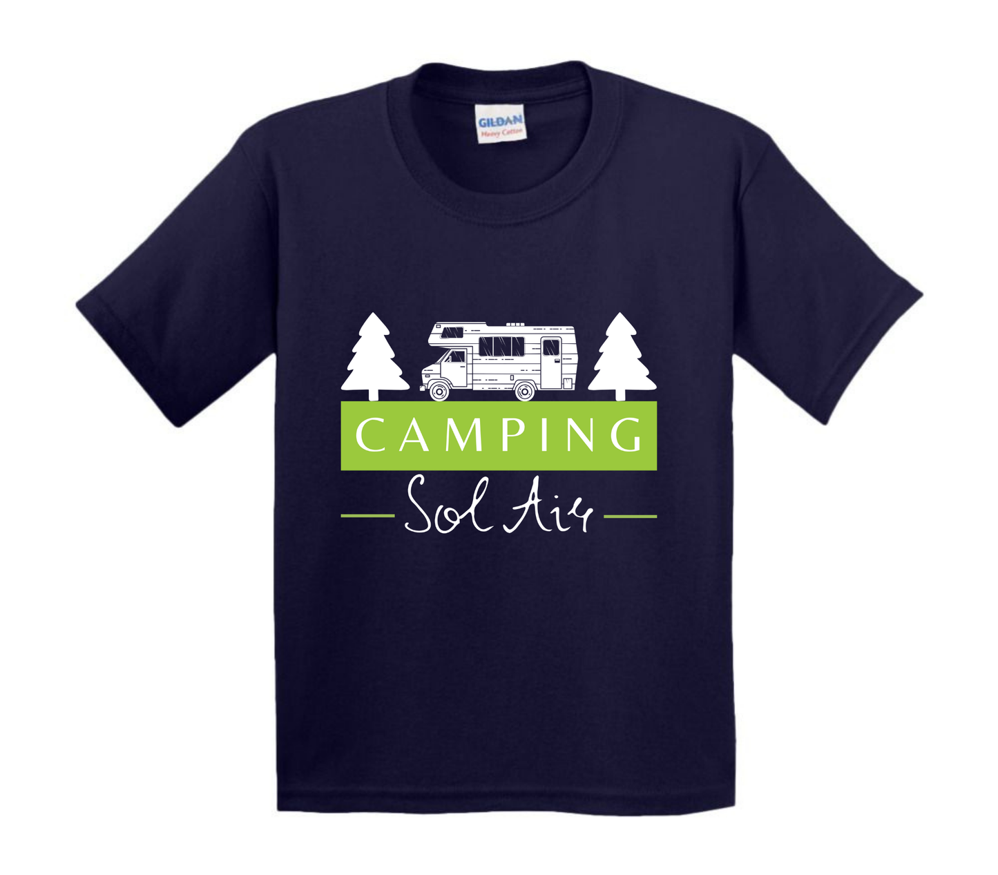 Chandail pour enfant à manches courtes, confortable et stylé, arborant fièrement le logo du camping (format 10 pouces) pour un look à la fois décontracté et représentatif.