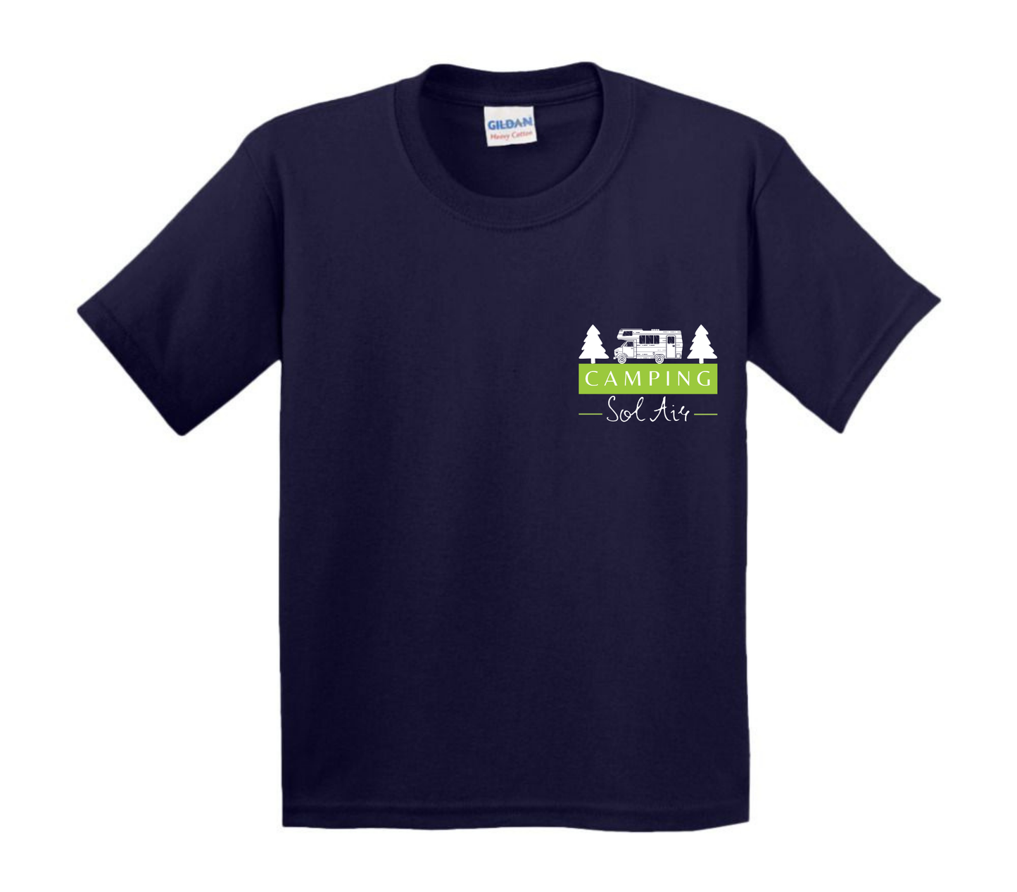 Chandail pour enfant à manches courtes, confortable et stylé, arborant fièrement le logo du camping (format 4 pouces) pour un look à la fois décontracté et représentatif.