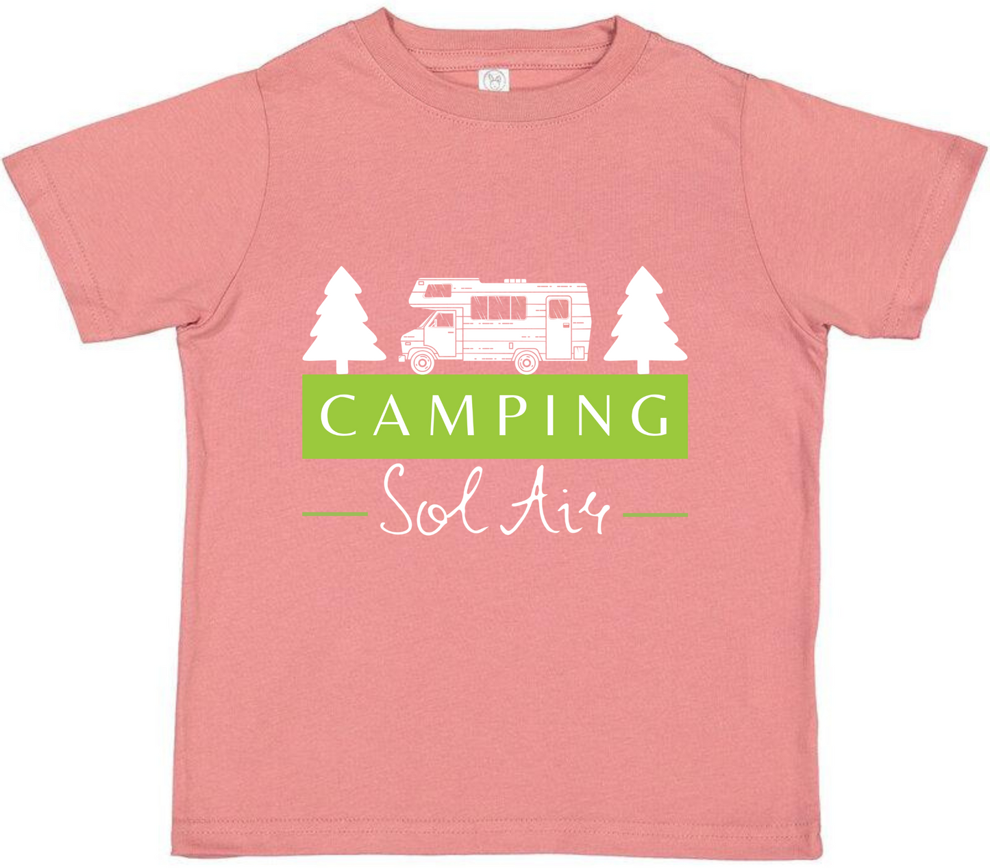 Chandail pour enfant T2, T3 et T4 à manches courtes, confortable et stylé, arborant fièrement le logo du camping (format 10 pouces) pour un look à la fois décontracté et représentatif.