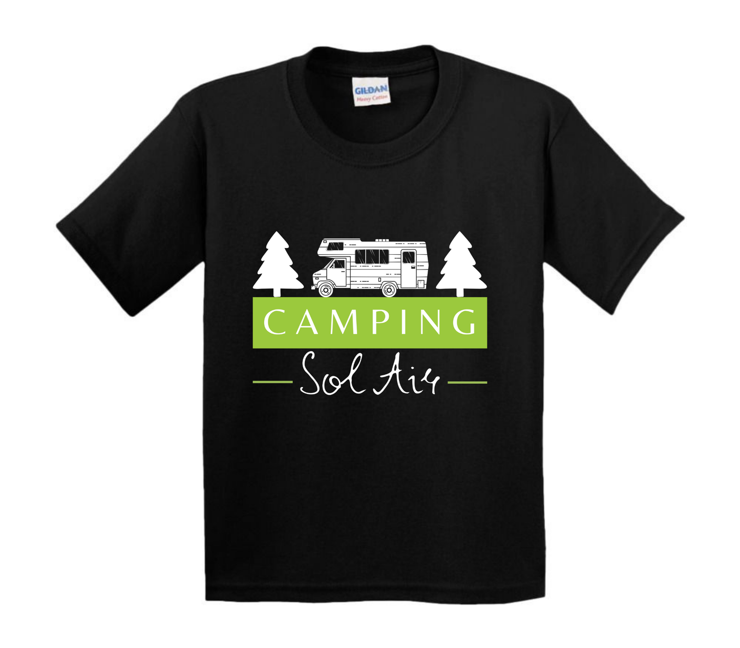 Chandail pour enfant à manches courtes, confortable et stylé, arborant fièrement le logo du camping (format 10 pouces) pour un look à la fois décontracté et représentatif.