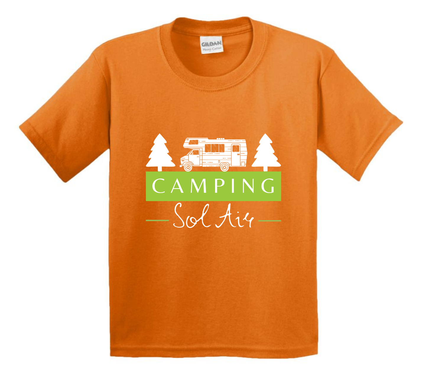 Chandail pour enfant à manches courtes, confortable et stylé, arborant fièrement le logo du camping (format 10 pouces) pour un look à la fois décontracté et représentatif.