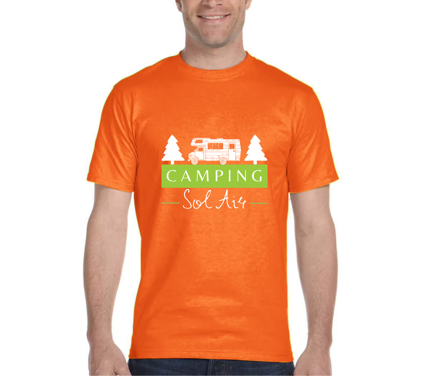Chandail à manches courtes orné d’un logo de 11 pouces du camping.