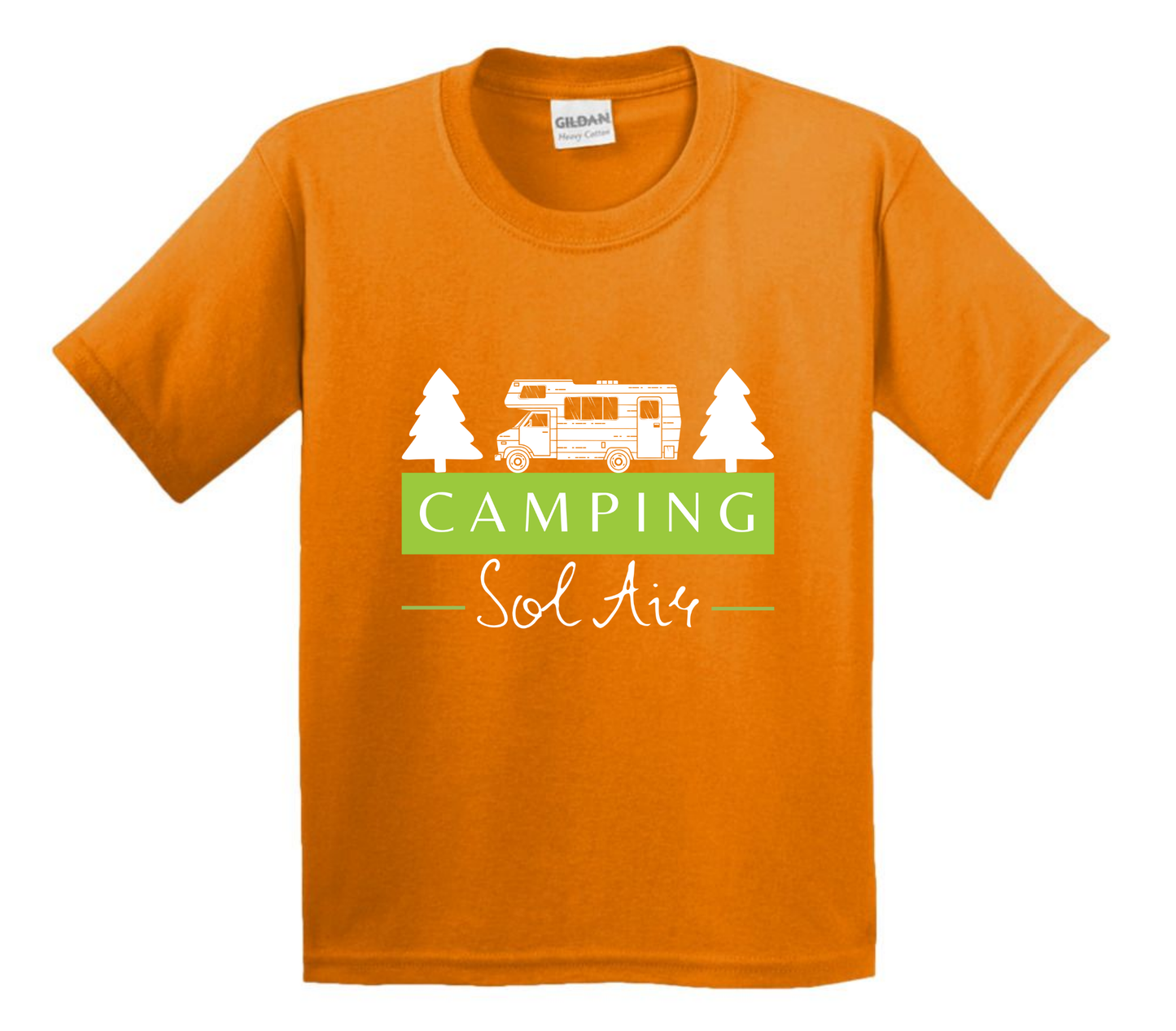 Chandail pour enfant à manches courtes, confortable et stylé, arborant fièrement le logo du camping (format 10 pouces) pour un look à la fois décontracté et représentatif.