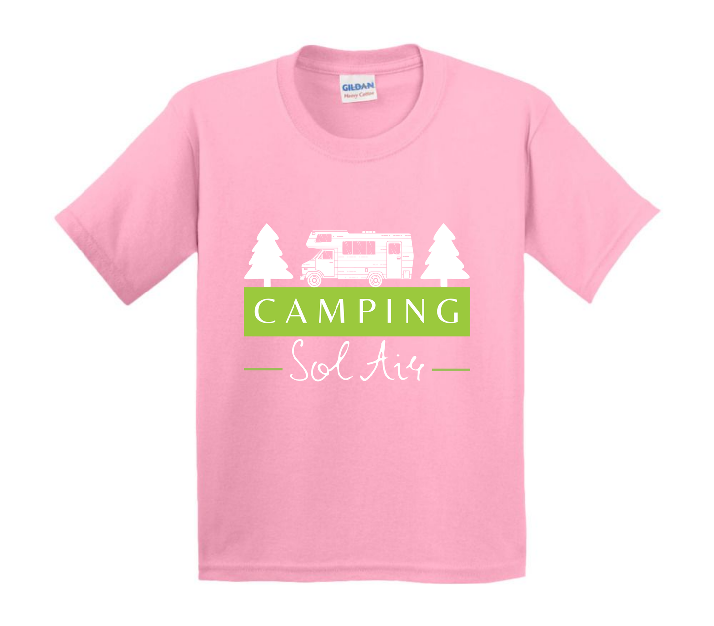 Chandail pour enfant à manches courtes, confortable et stylé, arborant fièrement le logo du camping (format 10 pouces) pour un look à la fois décontracté et représentatif.