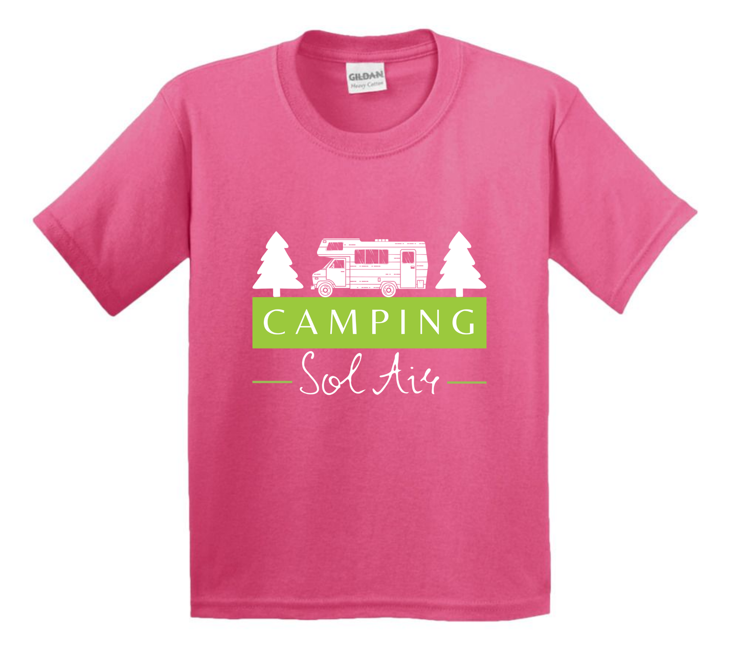Chandail pour enfant à manches courtes, confortable et stylé, arborant fièrement le logo du camping (format 10 pouces) pour un look à la fois décontracté et représentatif.