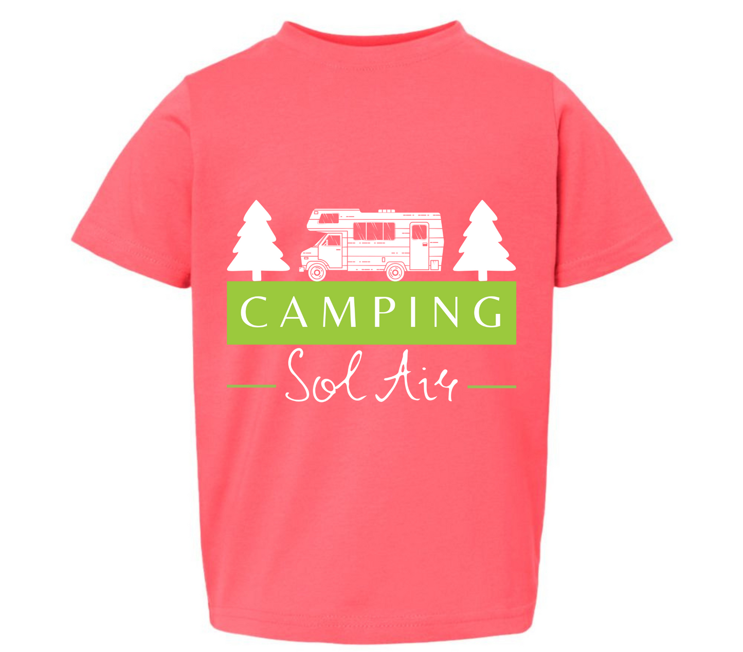 Chandail pour enfant T2, T3 et T4 à manches courtes, confortable et stylé, arborant fièrement le logo du camping (format 10 pouces) pour un look à la fois décontracté et représentatif.