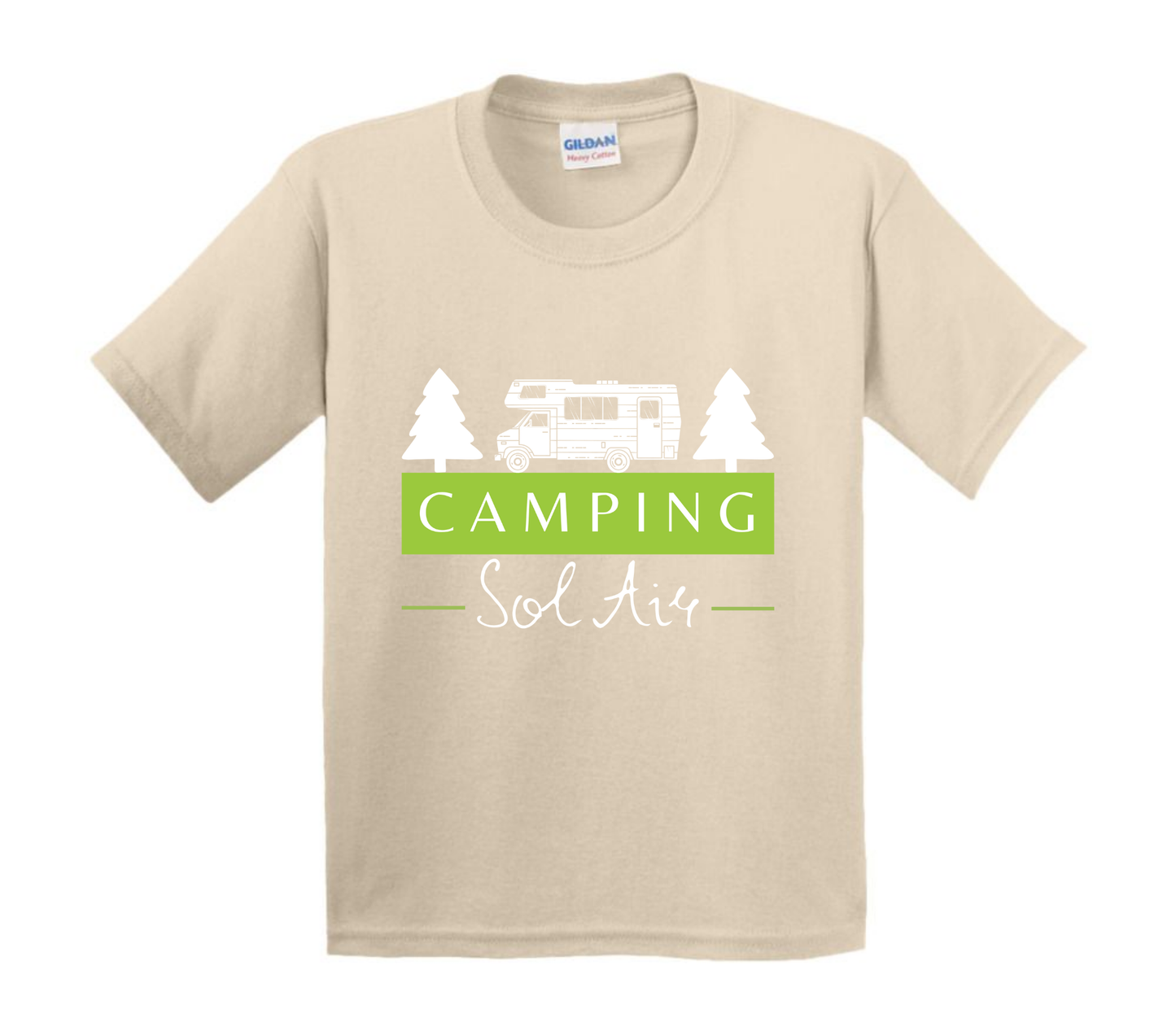 Chandail pour enfant à manches courtes, confortable et stylé, arborant fièrement le logo du camping (format 10 pouces) pour un look à la fois décontracté et représentatif.