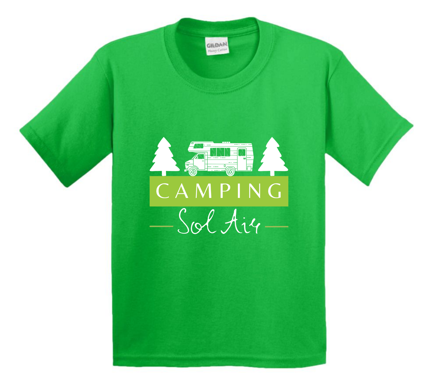 Chandail pour enfant à manches courtes, confortable et stylé, arborant fièrement le logo du camping (format 10 pouces) pour un look à la fois décontracté et représentatif.