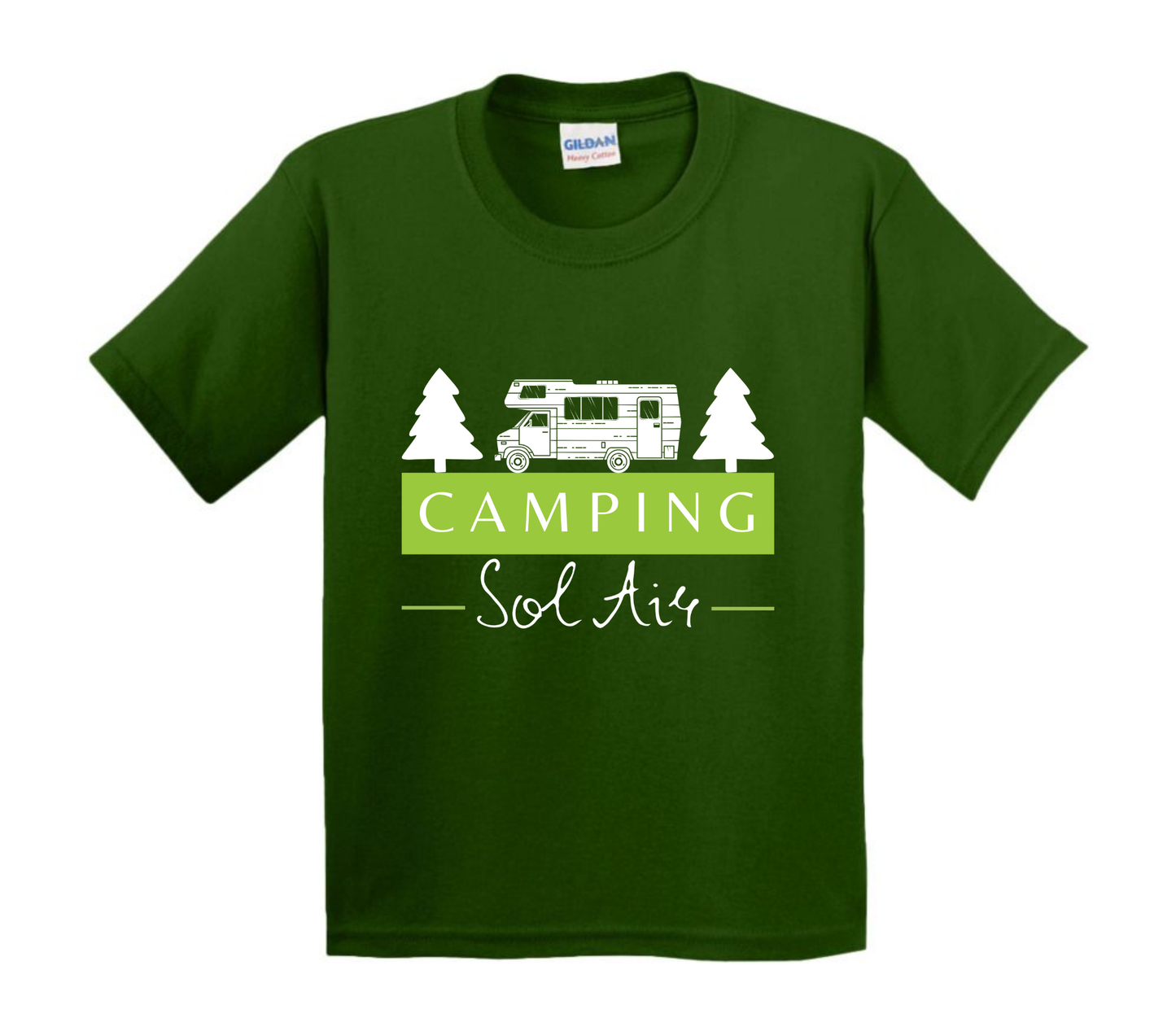Chandail pour enfant à manches courtes, confortable et stylé, arborant fièrement le logo du camping (format 10 pouces) pour un look à la fois décontracté et représentatif.