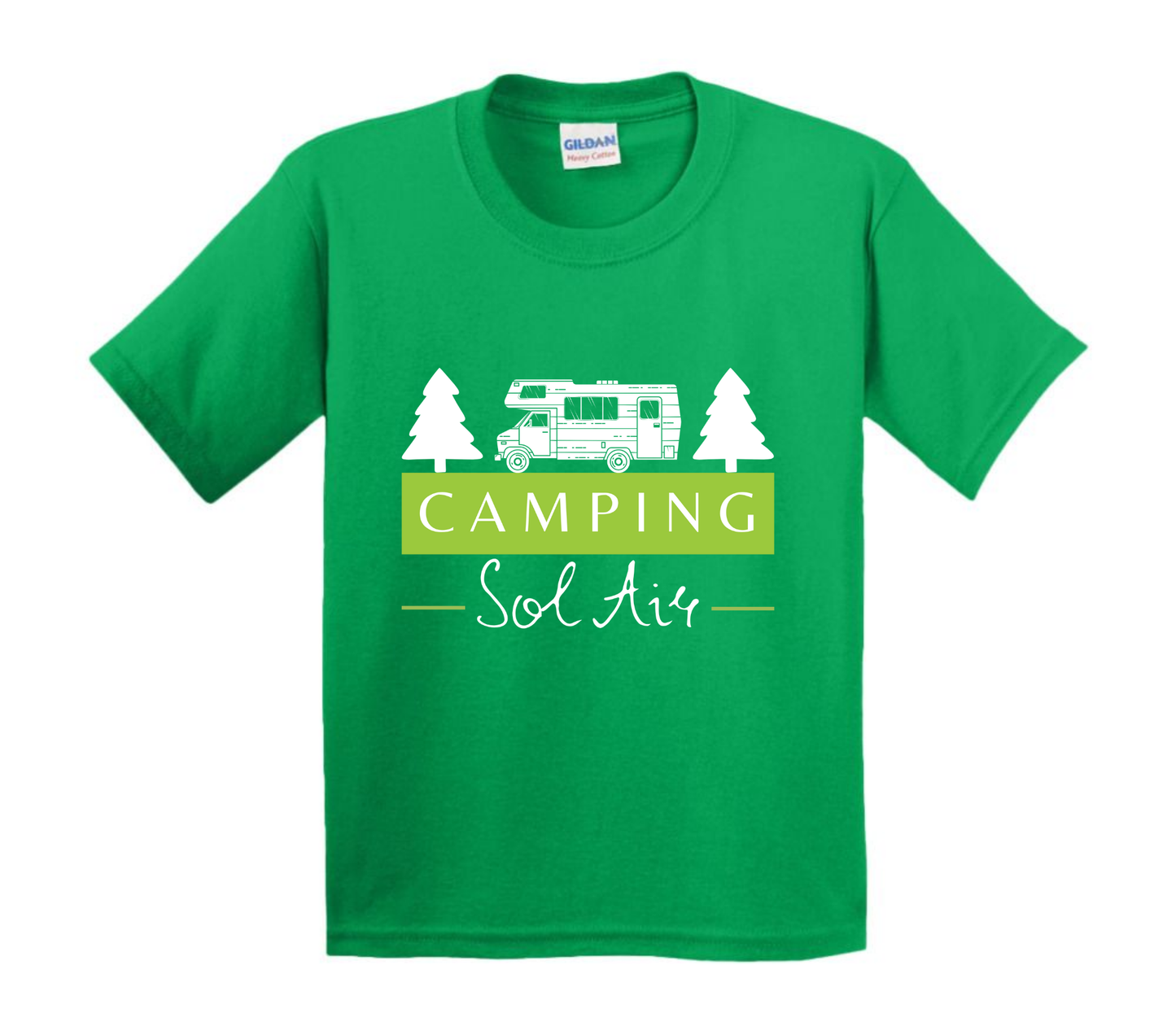 Chandail pour enfant à manches courtes, confortable et stylé, arborant fièrement le logo du camping (format 10 pouces) pour un look à la fois décontracté et représentatif.