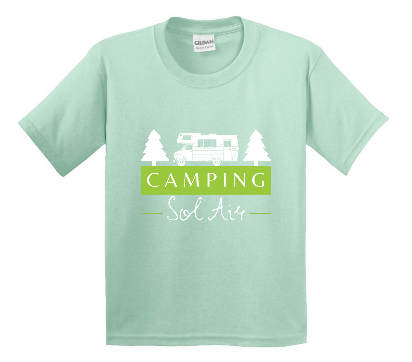 Chandail pour enfant à manches courtes, confortable et stylé, arborant fièrement le logo du camping (format 10 pouces) pour un look à la fois décontracté et représentatif.