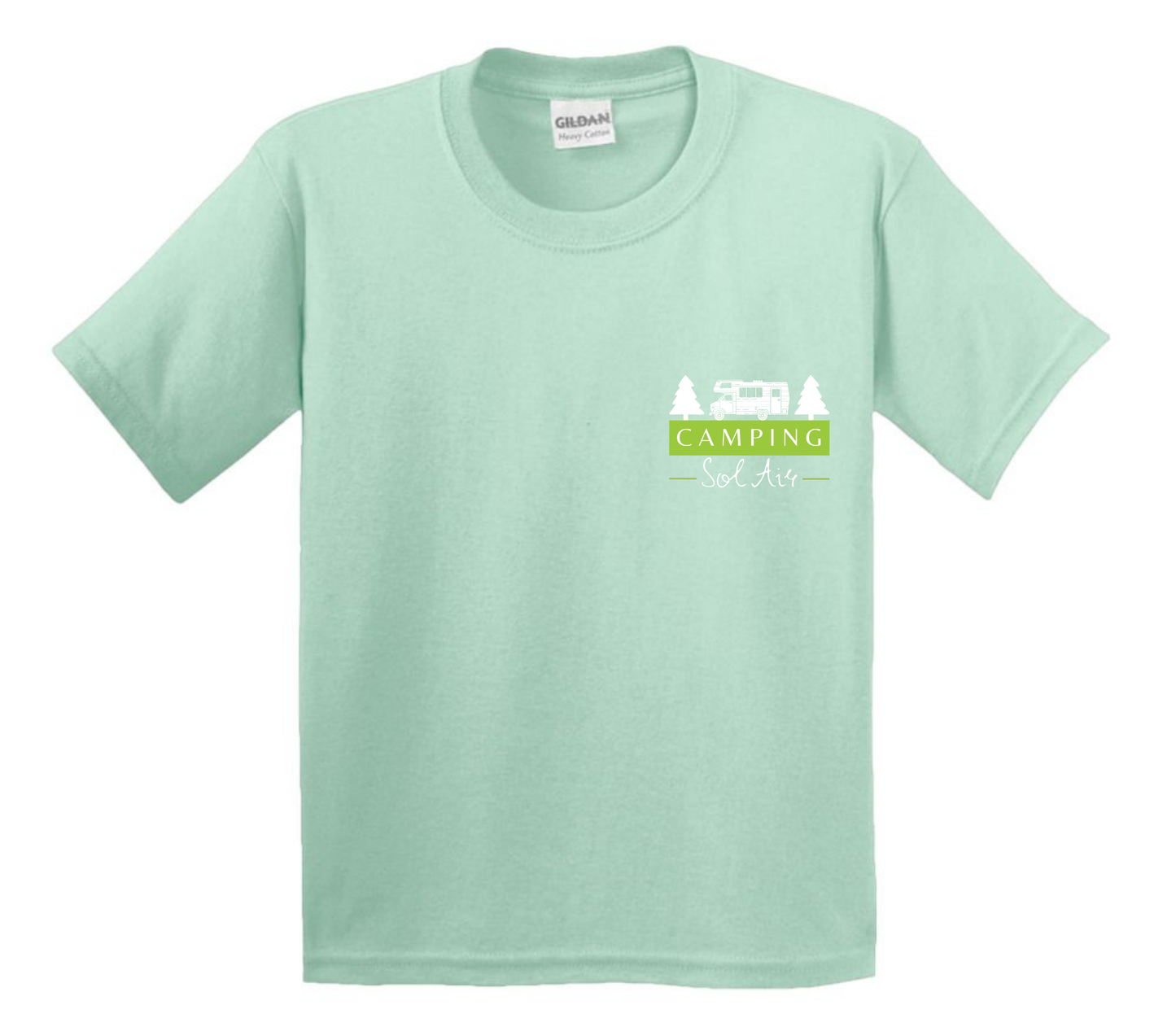 Chandail pour enfant à manches courtes, confortable et stylé, arborant fièrement le logo du camping (format 4 pouces) pour un look à la fois décontracté et représentatif.